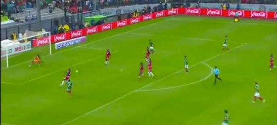 Disparo Chicharito vs Panamá