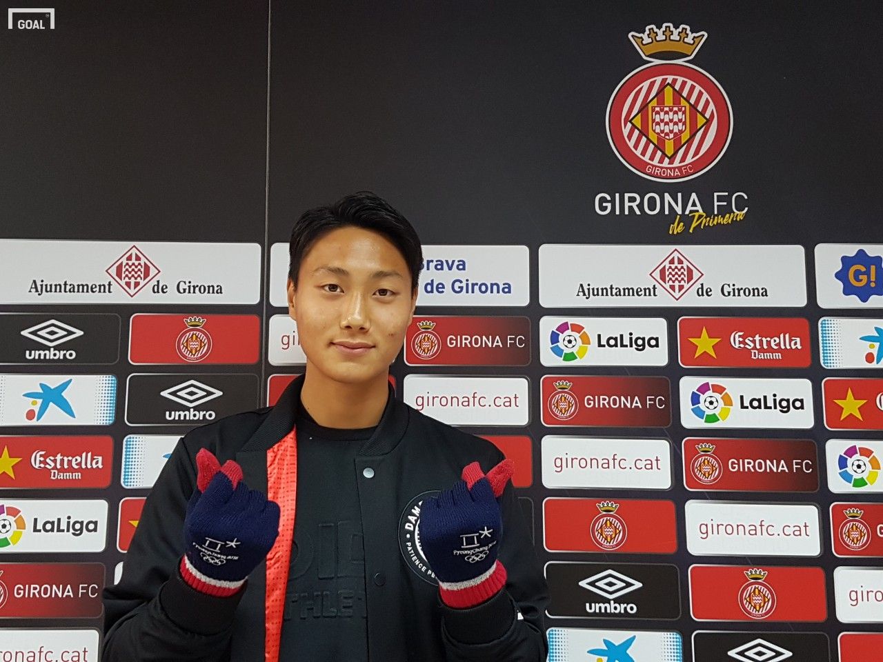 (평창올림픽 공식장갑을 끼고 응원 포즈를 취한 백승호)