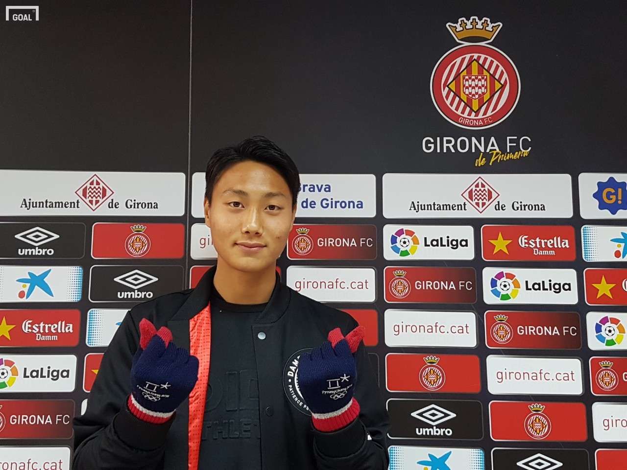 (평창올림픽 공식장갑을 끼고 응원 포즈를 취한 백승호)