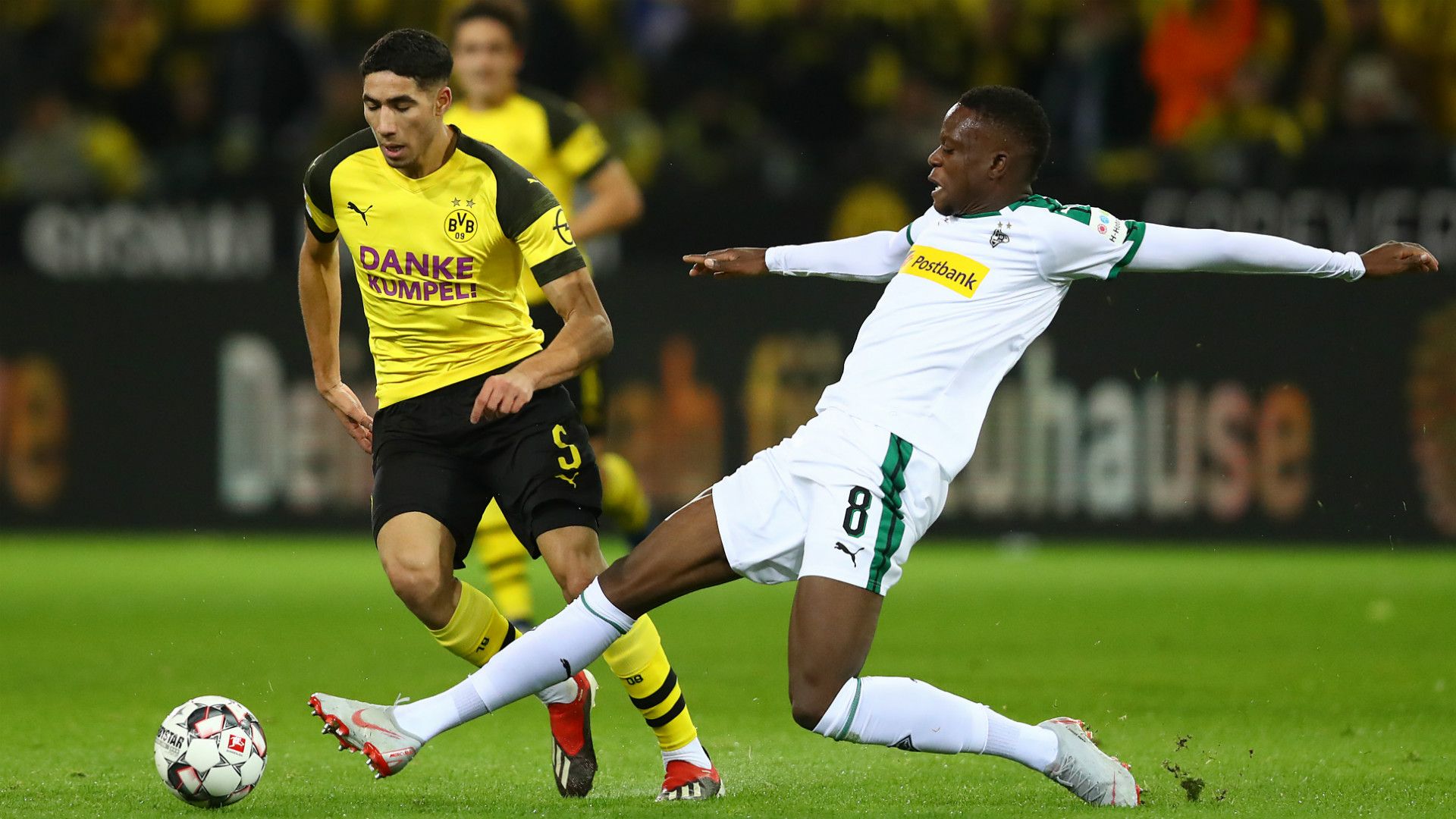 ACHRAF HAKIMI BORUSSIA DORTMUND DENIS ZAKARIA MÖNCHENGLADBACH GERMAN BUNDESLIGA 21122018