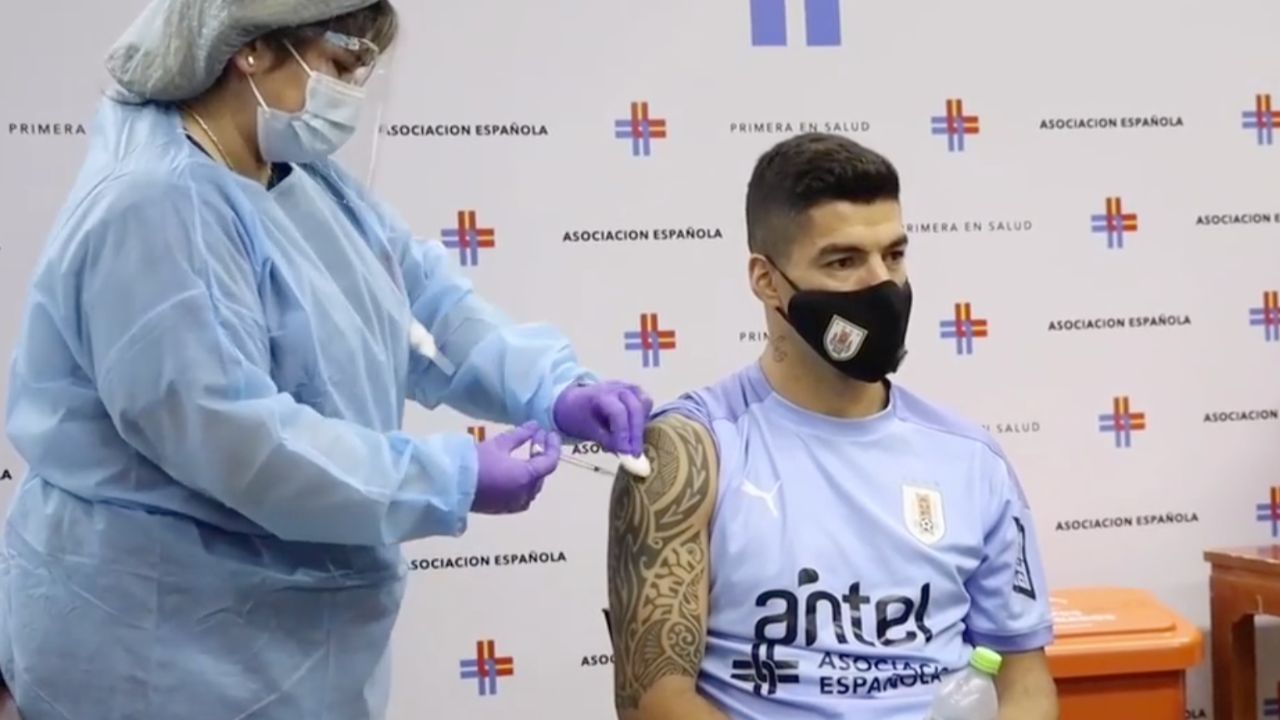 Luis Suarez getting Sinovac vaccine