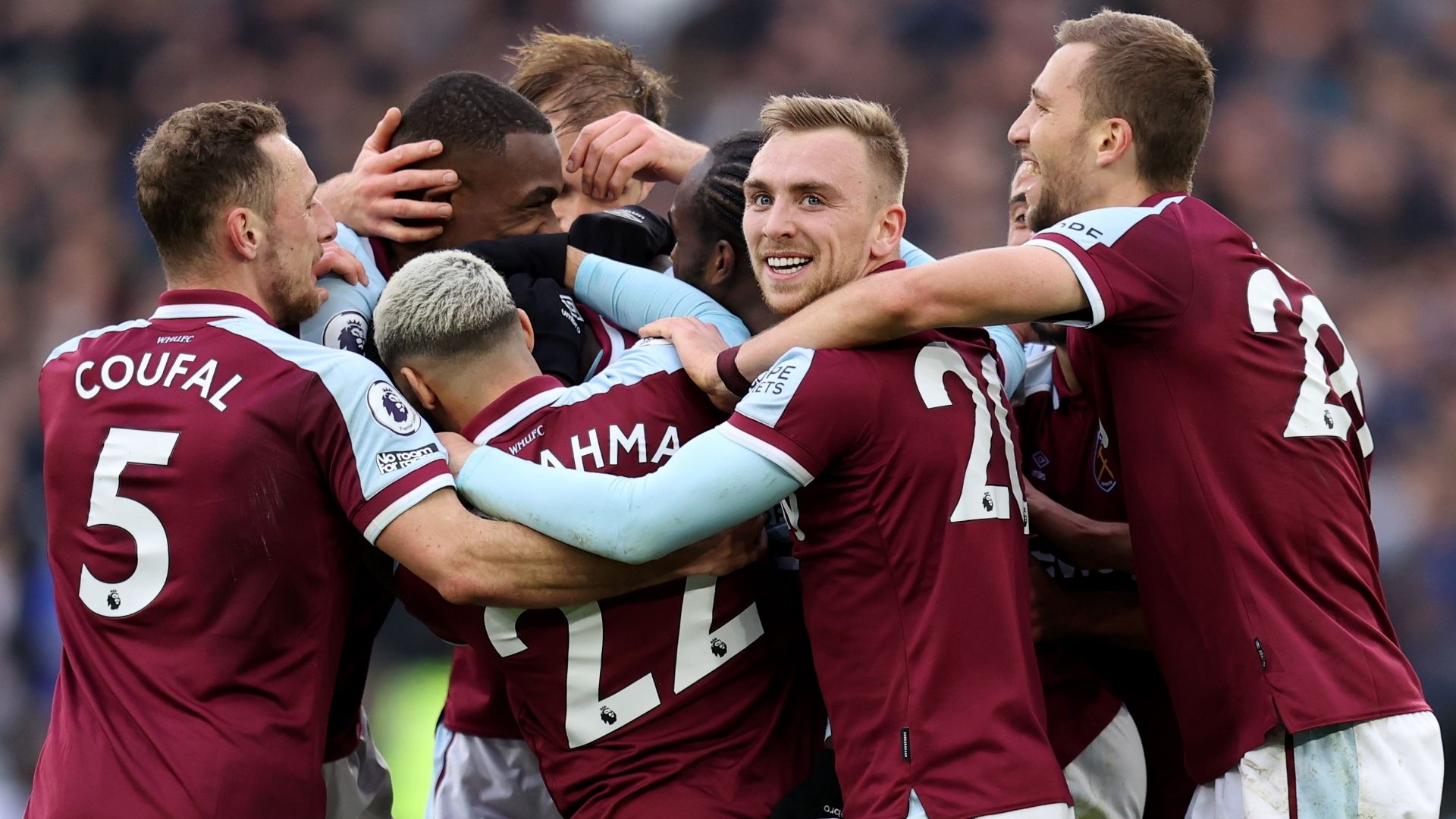 West Ham celebrate vs Chelsea 2021-22
