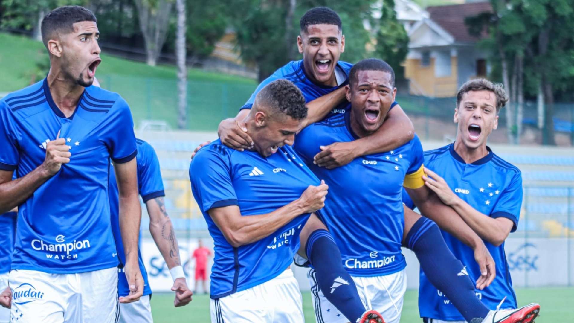 Jogadores do Cruzeiro sub-20 comemoram gol pelo Brasileirão 2023