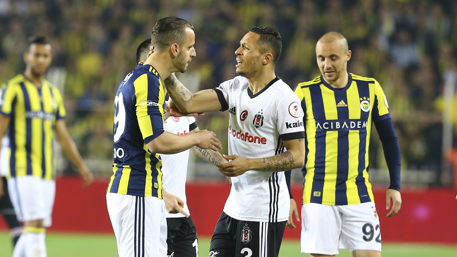 Roberto Soldado Adriano Correia Fenerbahce Besiktas 04192018
