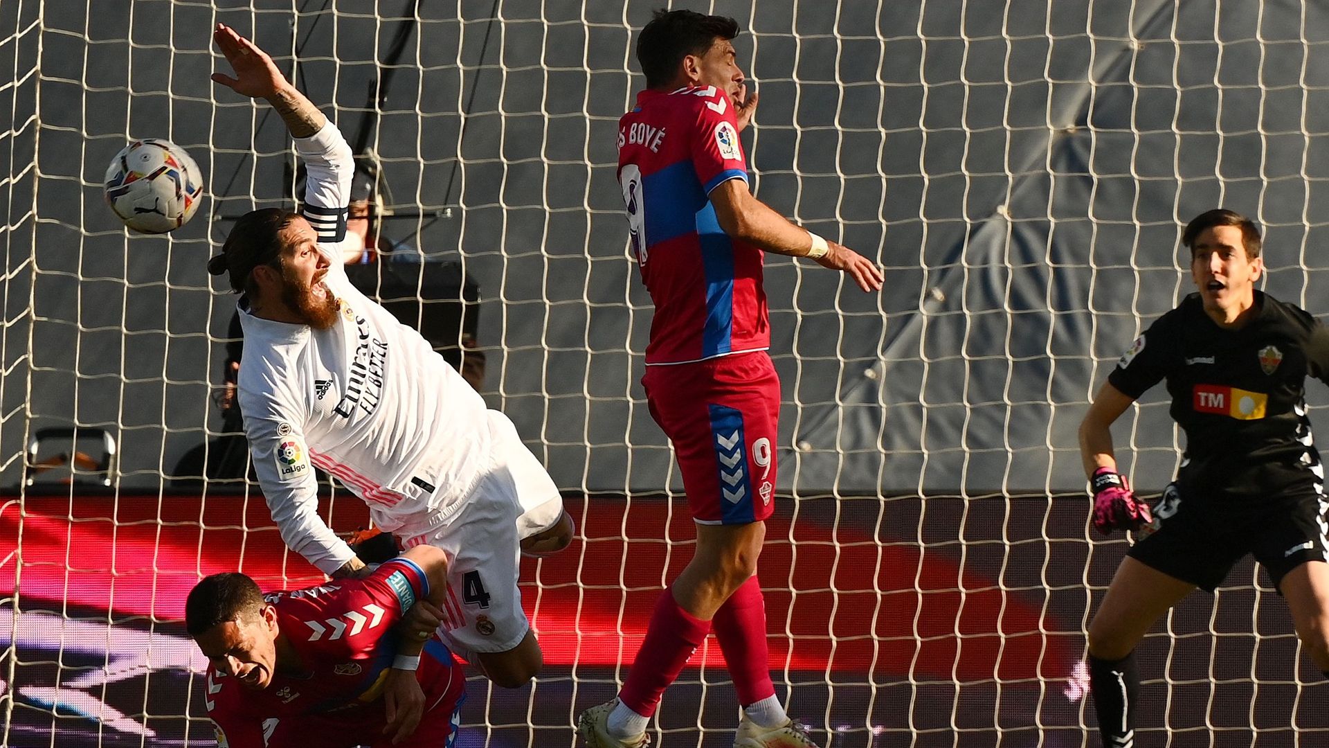 Ramos reclama penalti en el Real Madrid vs. Elche
