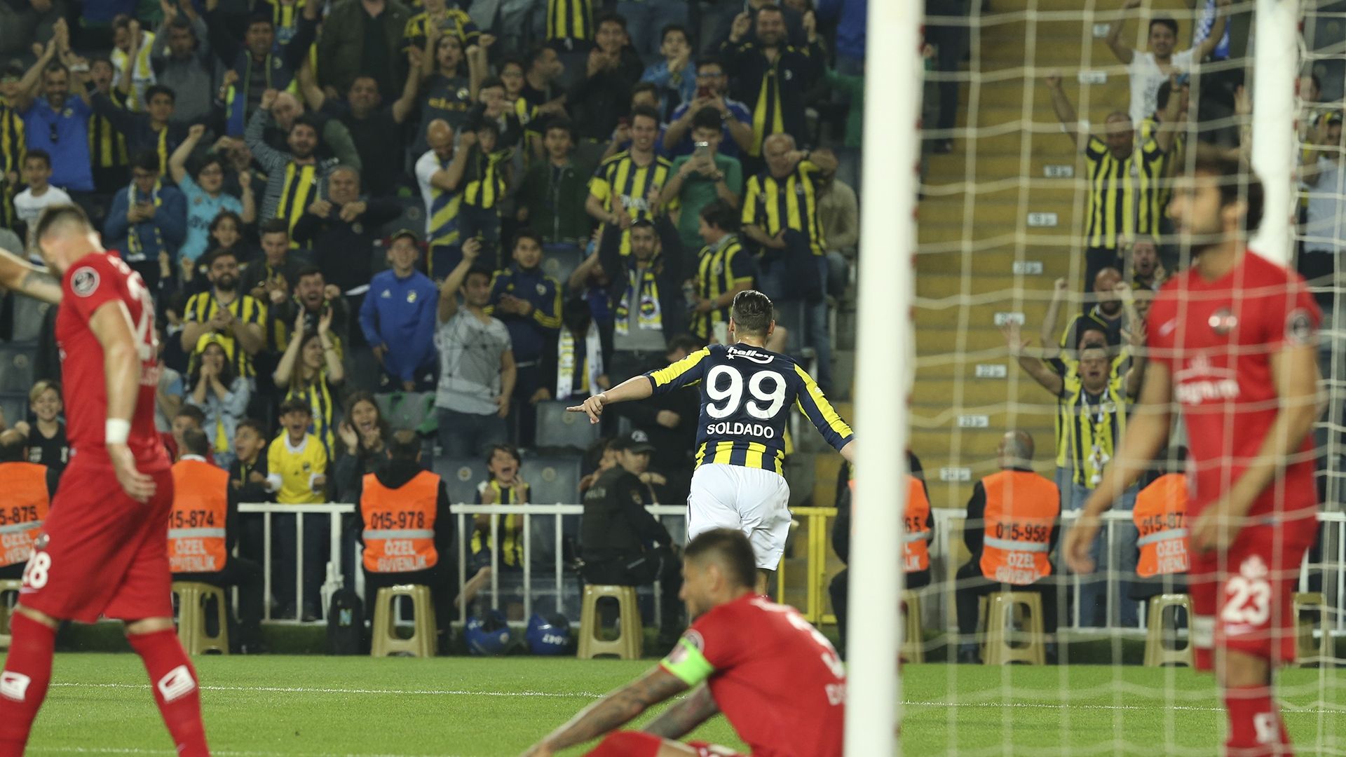 Roberto Soldado Fenerbahce goal celebration Antalyaspor 04232018