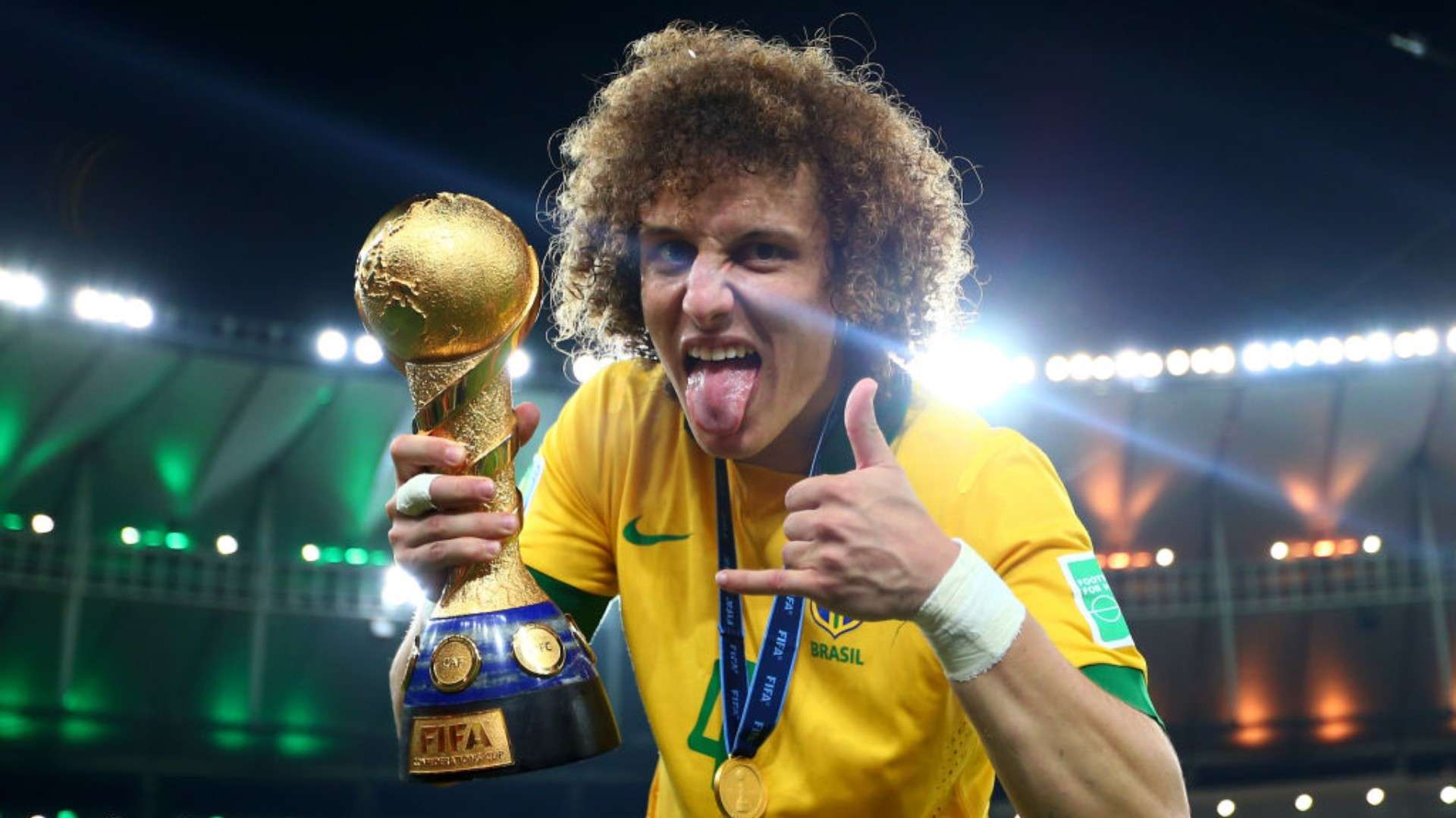 David Luiz con el trofeo de confederaciones