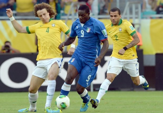 Mario Balotelli between David Luiz e Dani Alves - Italy-Brazil