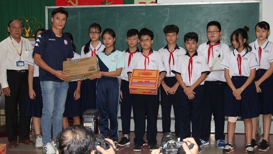 Bui Tien Dung and Ho Chi Minh City FC's football players visit pupils at Bach Dang Secondary School