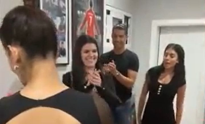 Cristiano Ronaldo Ronaldo. Cristiano Ronaldo. Ronaldo bị chỉ trích vì dự tiệc sinh nhật cháu gái. Ronaldo về Bồ Đào Nha. Ronaldo tự cách ly. Ronaldo gần ổ dịch Covid-19. Ronaldo bị chỉ trích. Ronaldo phỏng vấn