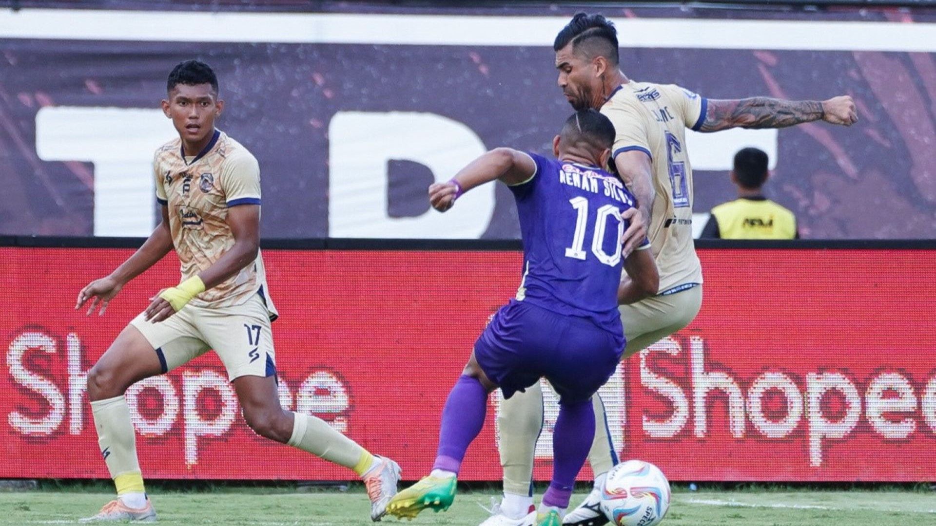 Arema FC vs Persik Kediri 27112023