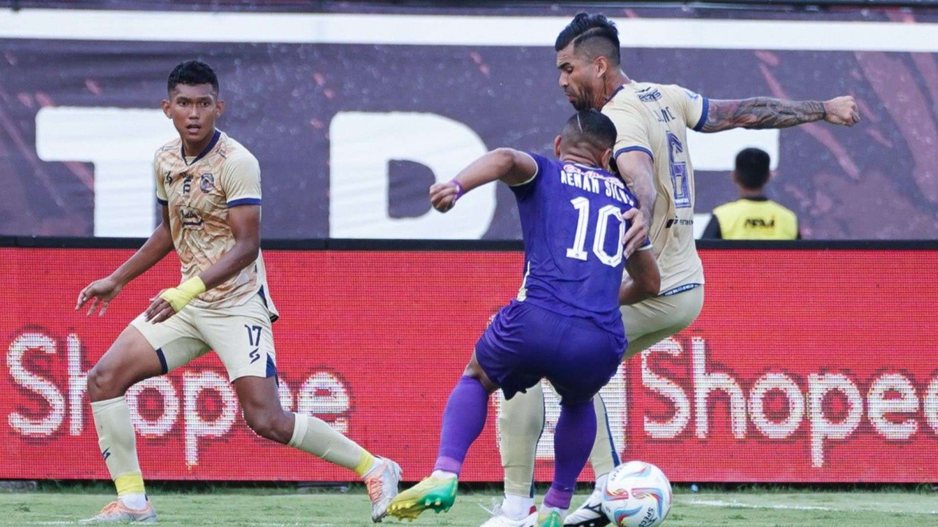 Arema FC vs Persik Kediri 27112023