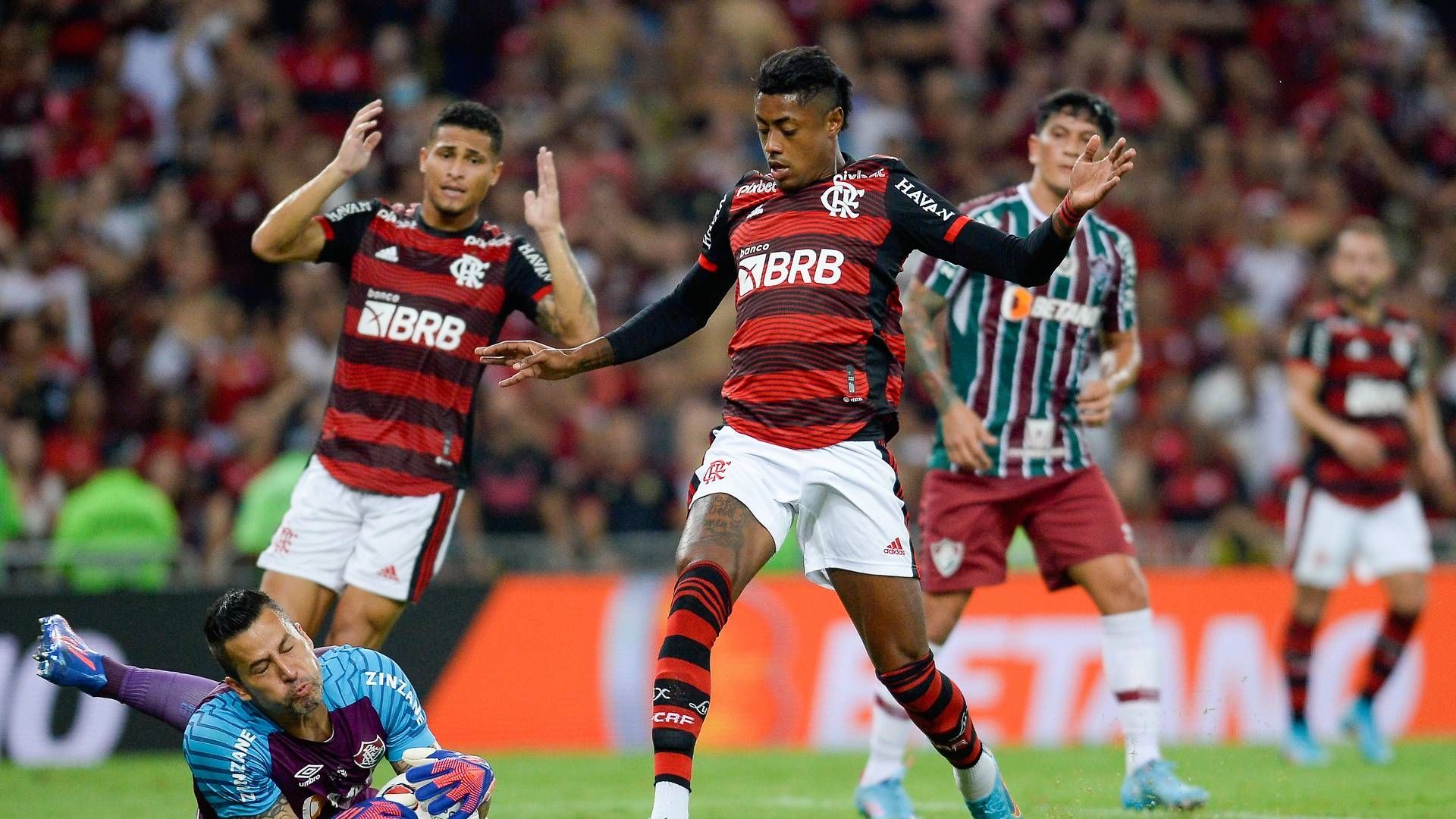 Bruno Henrique e Fábio em ação na primeira partida da final do Carioca
