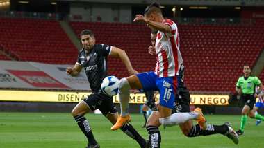 Uriel Antuna Jair Pereira Chivas vs Necaxa Guardianes 2021