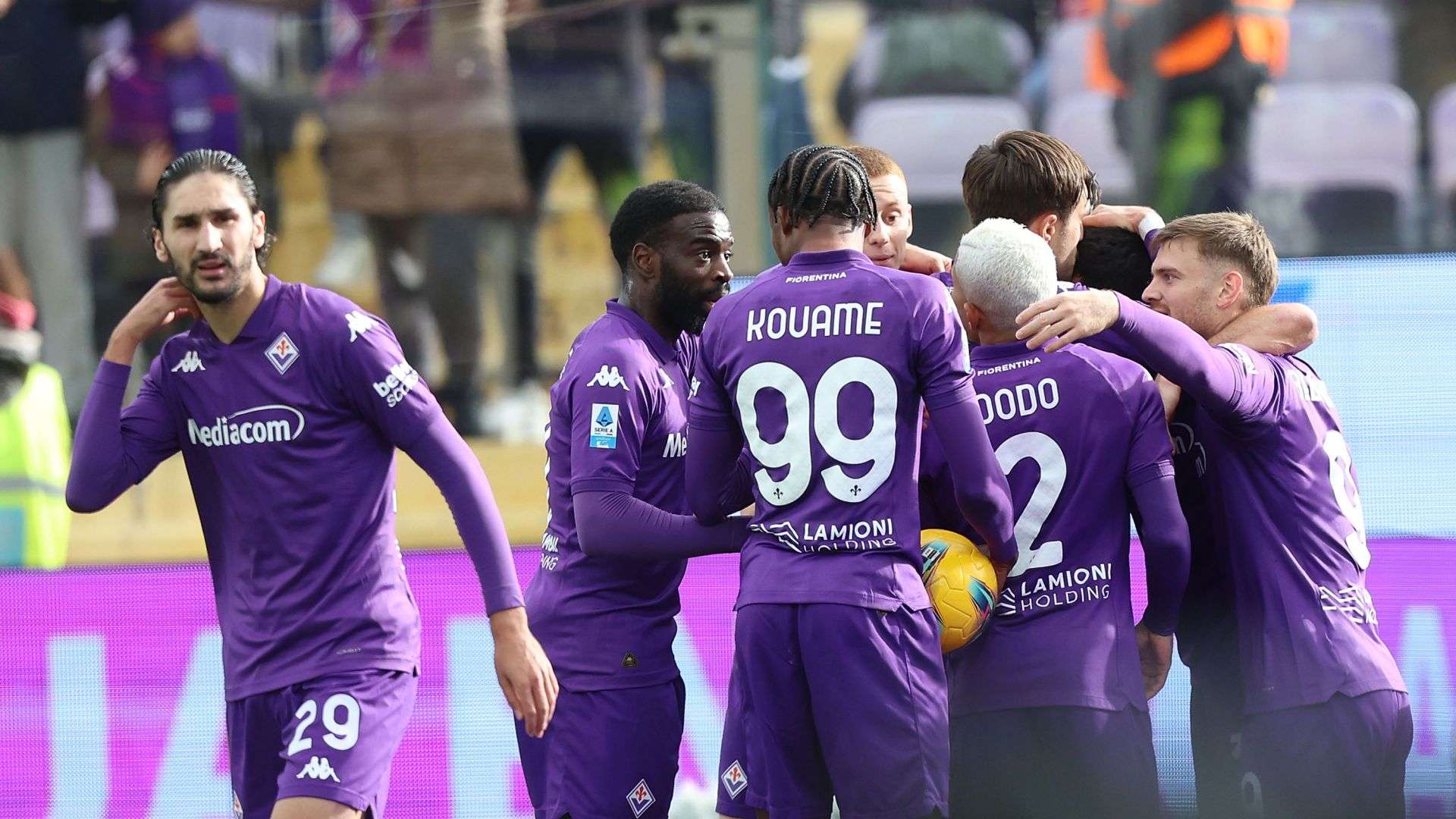 Fiorentina players celebrating Fiorentina Cagliari Serie A