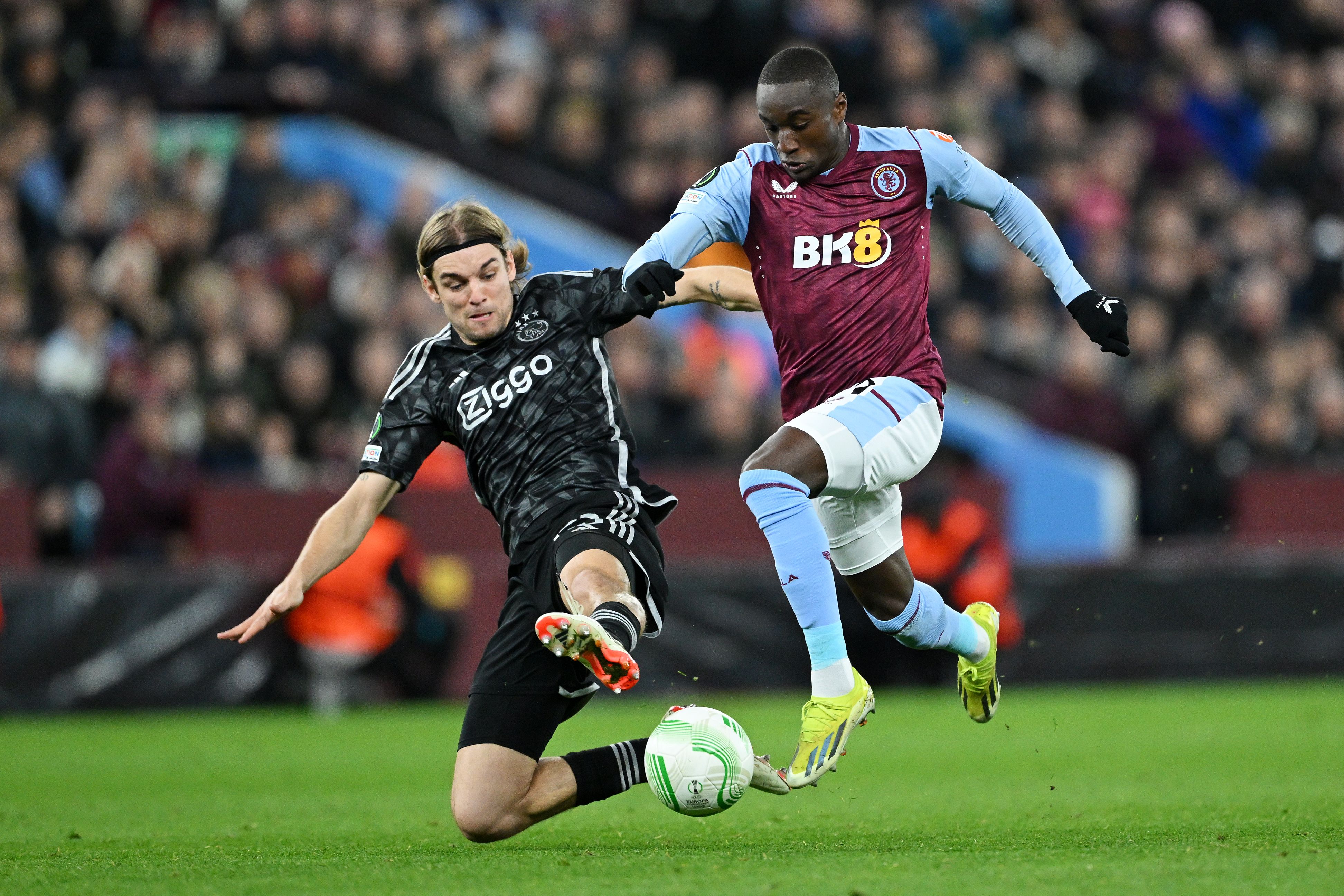 Borna Sosa im Zweikampf