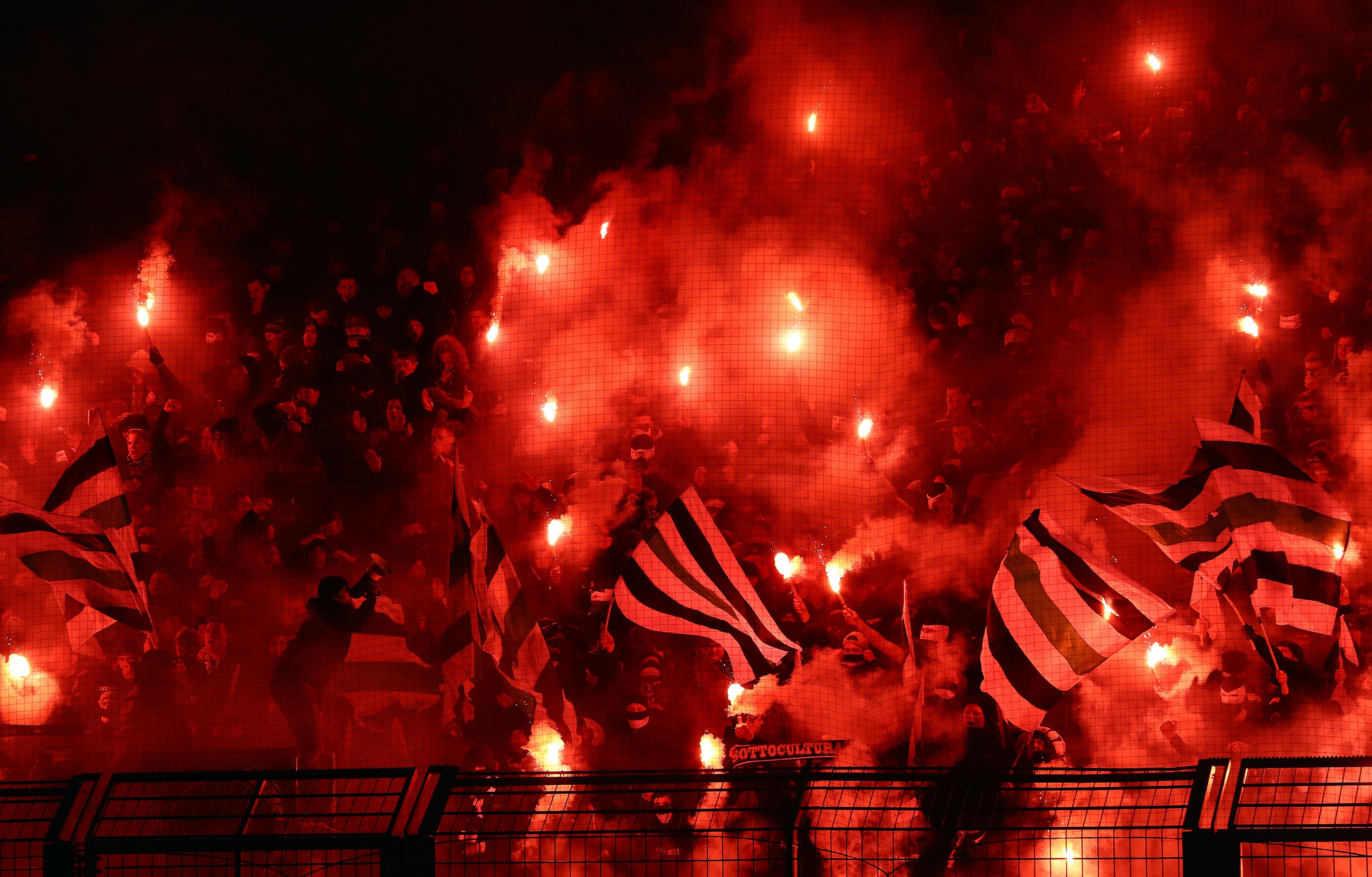 Gladbach Fans Pyro Bengalo