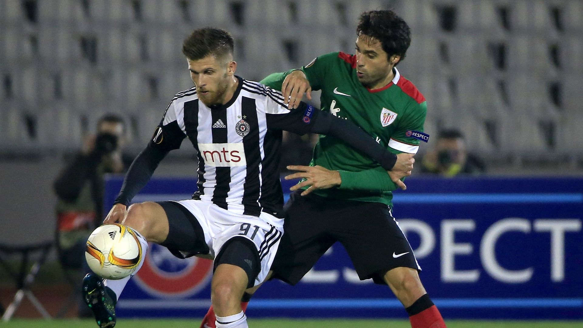 Alen Stevanovic Xabier Etxeita Partizan Athletic Bilbao UEFA Europa League 12222015