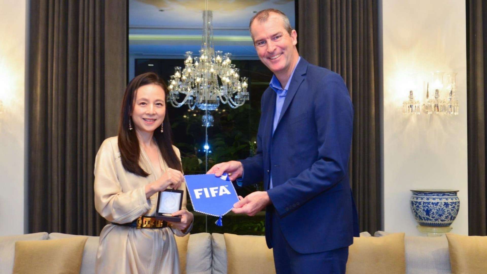 นวลพรรณ ล่ำซำ