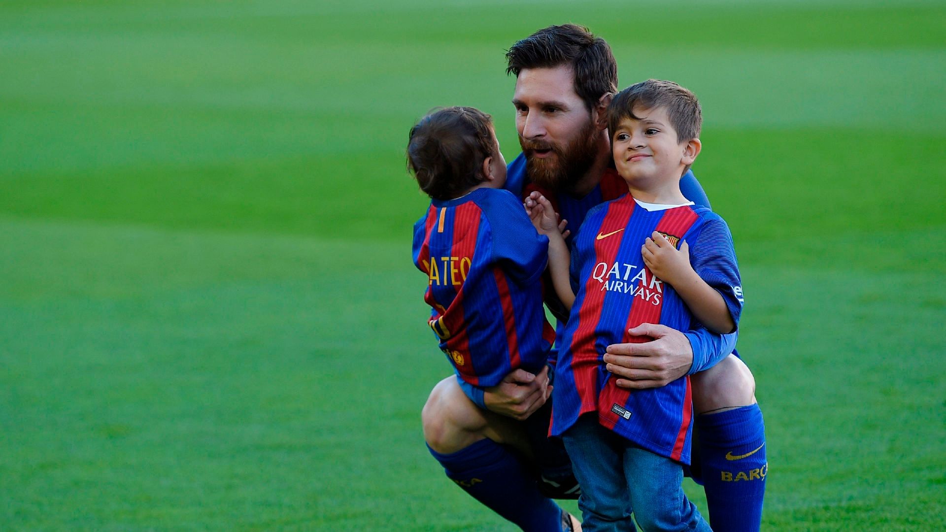 Messi and family sons Thiago Mateo 2017