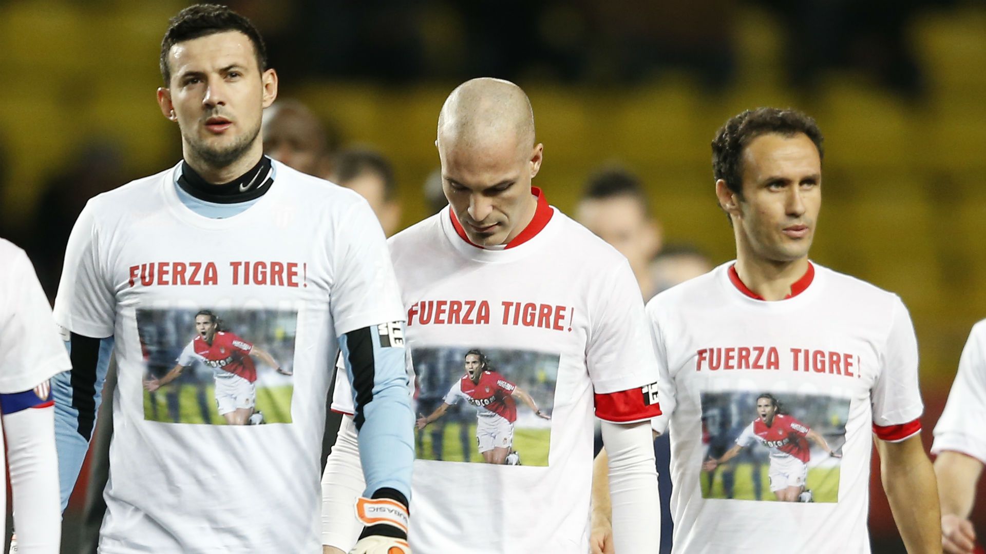 Danijel Subasic, Andrea Raggi y Ricardo Carvalho, apoyando a Falcao 26012014