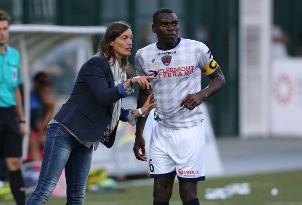 Corinne Diacre le da instrucciones a Eugene Ekobo.