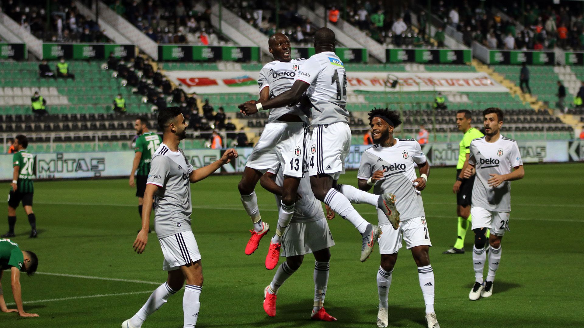 Atiba Hutchinson Vincent Aboubakar Goal Celebration Besiktas 10262020