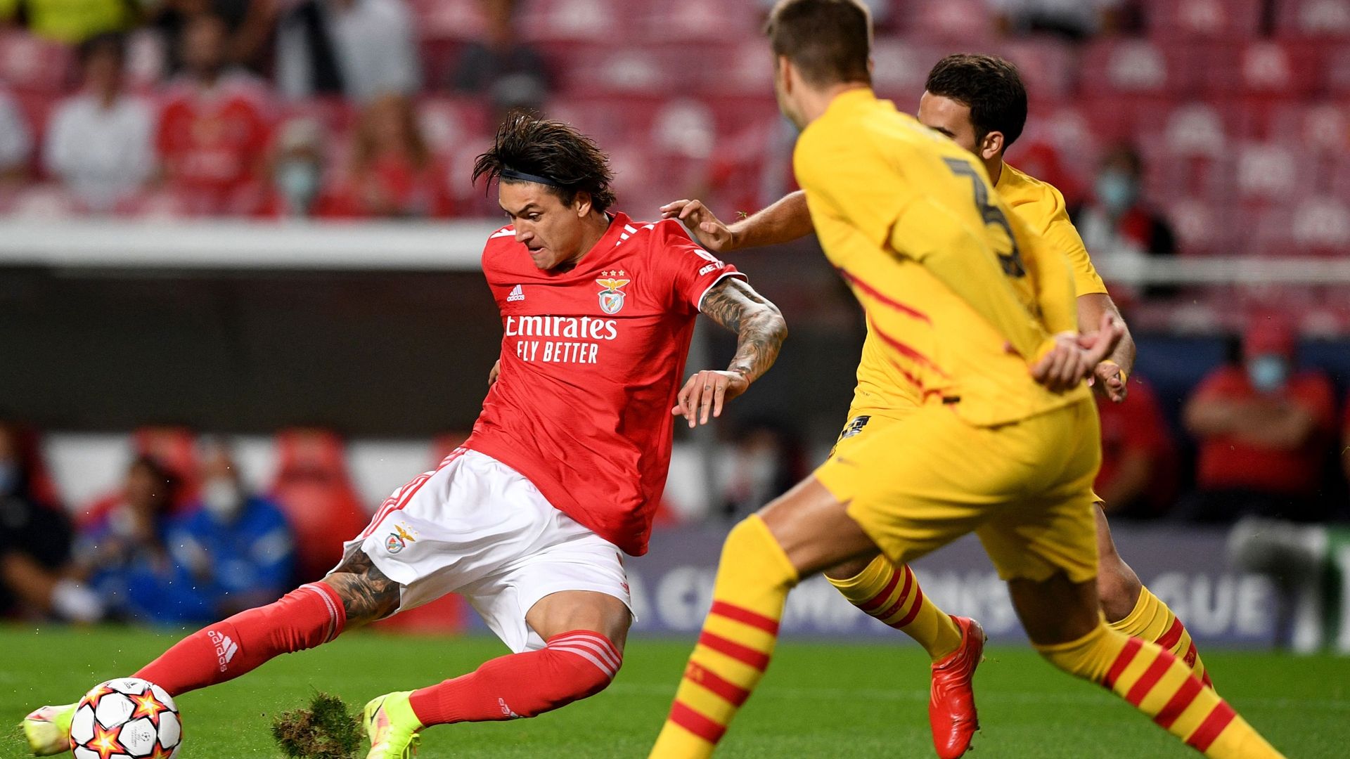 Darwin Núñez con Eric García y Piqué en el Benfica vs. Barcelona