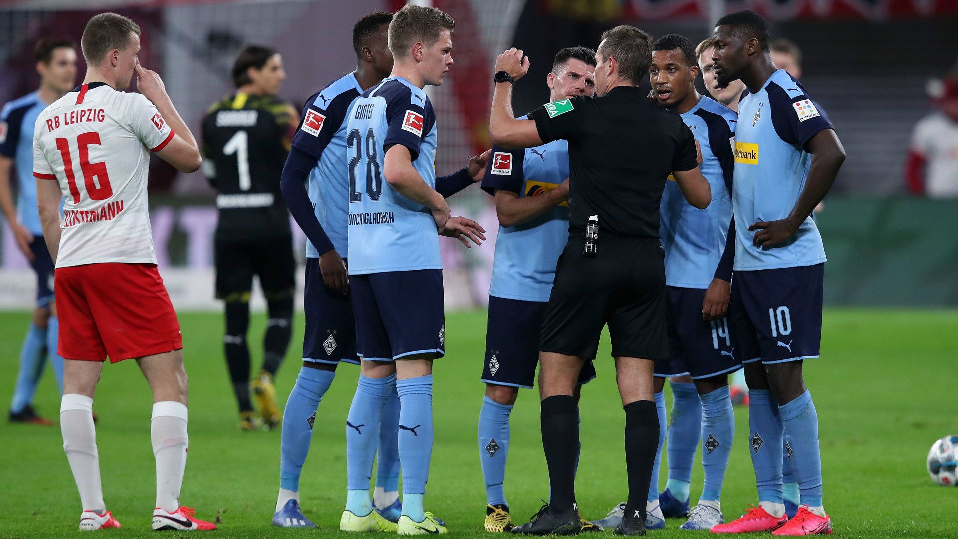 Alassane Plea Tobias Stieler RB Leipzig Borussia Monchengladbach Bundesliga 2020