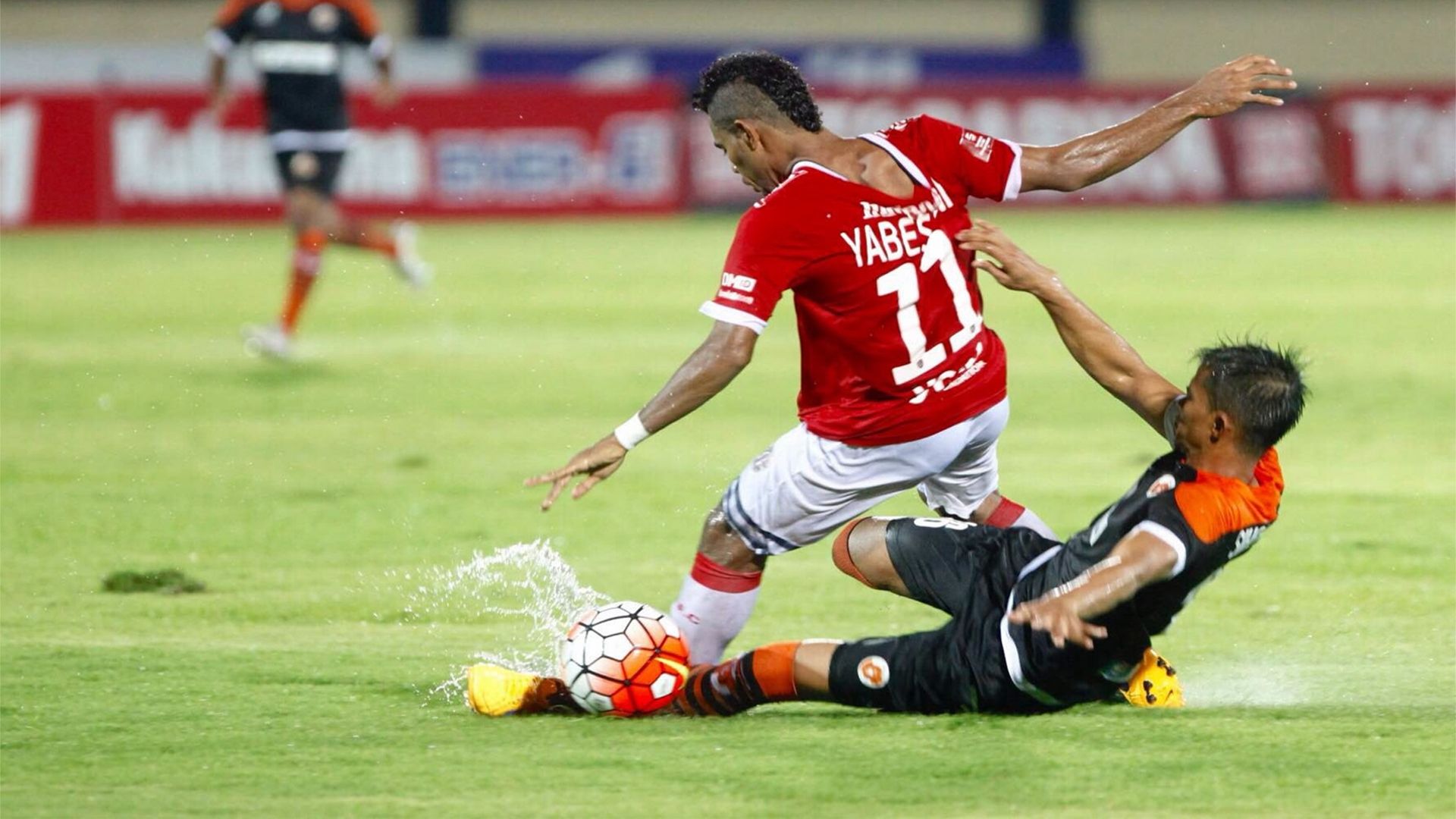 Yabes Roni dijegal pemain Perseru