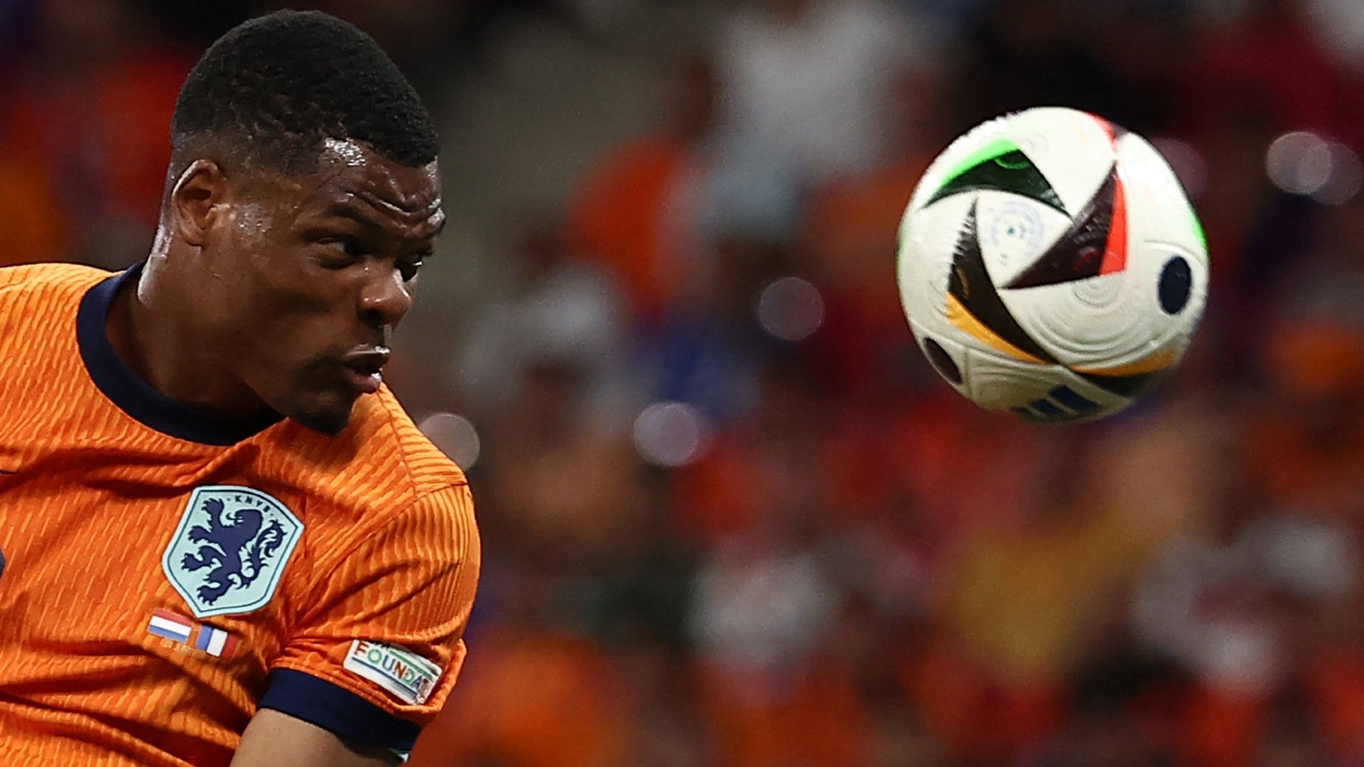 Netherlands' defender #22 Denzel Dumfries heads the ball 