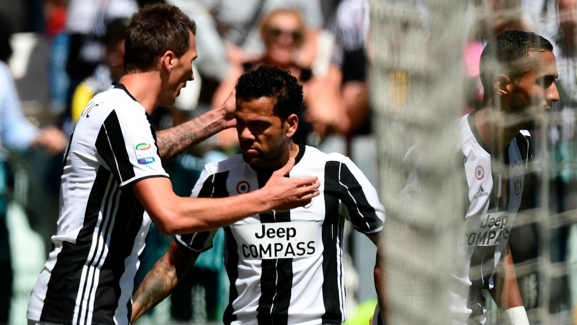 Mandzukic Dani Alves Juventus Crotone Serie A