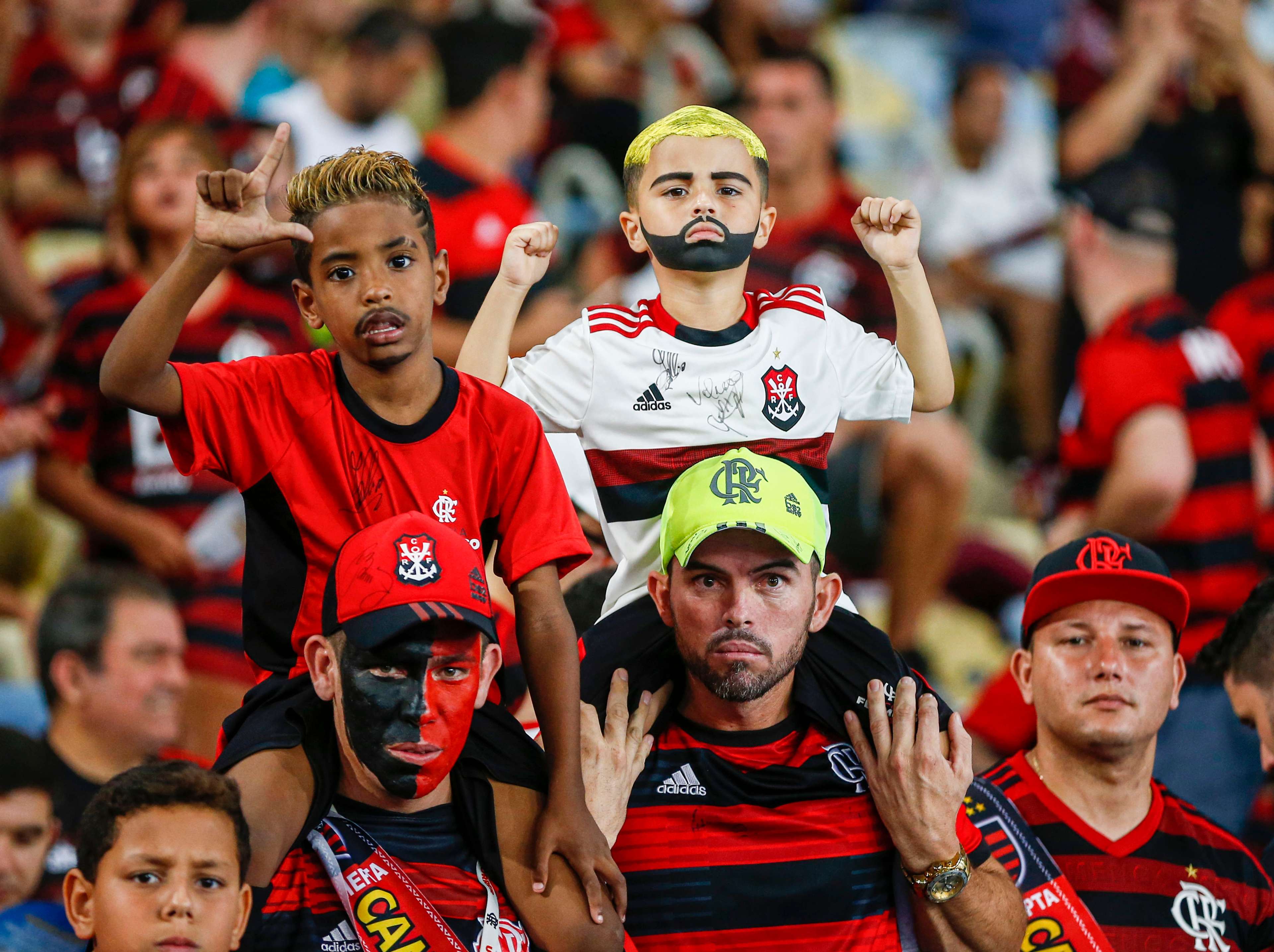 Gabigol Bruno Henrique Flamengo torcida crianças