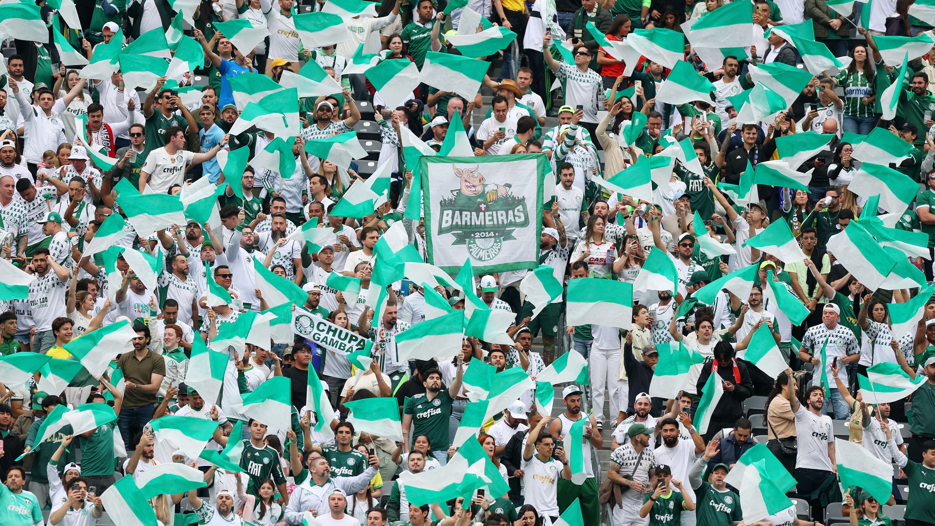 WATCH: Palmeiras supporters flood New York's Times Square to show their support ahead of Club World Cup | Goal.com UK