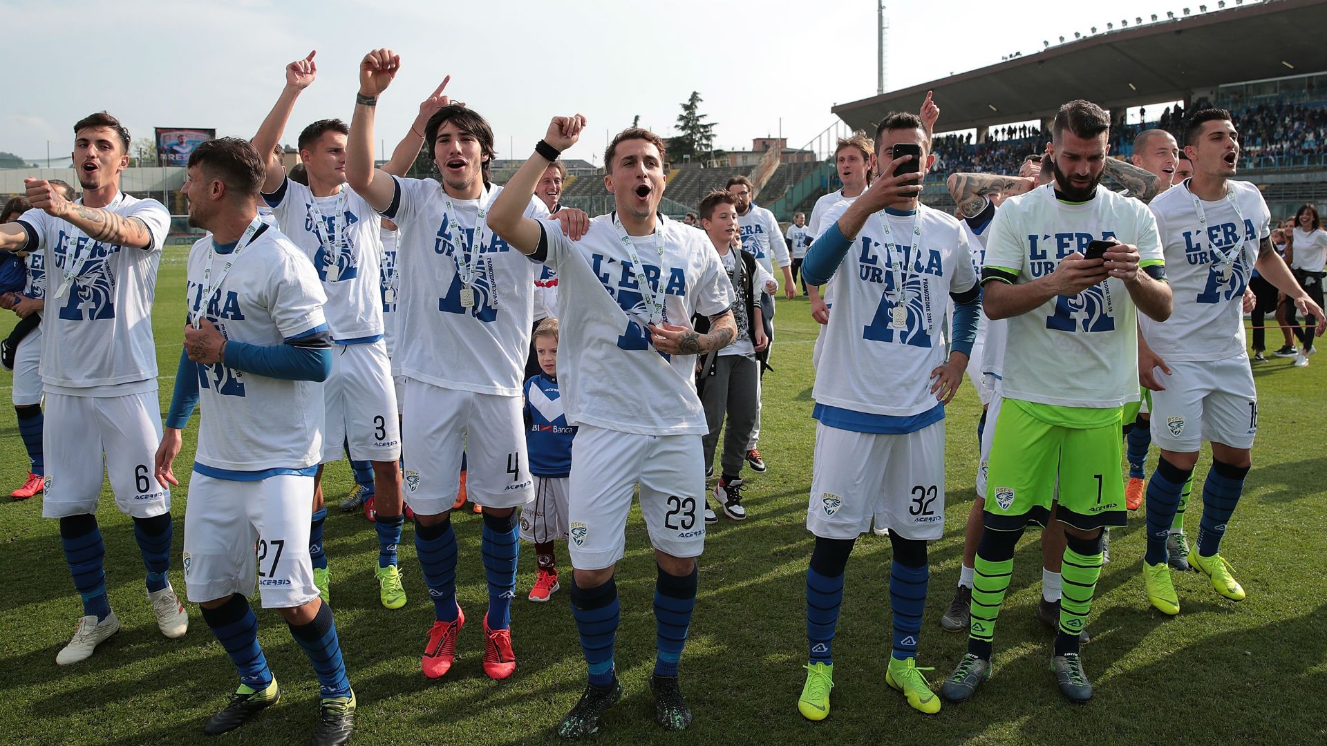 Brescia celebrating Serie B