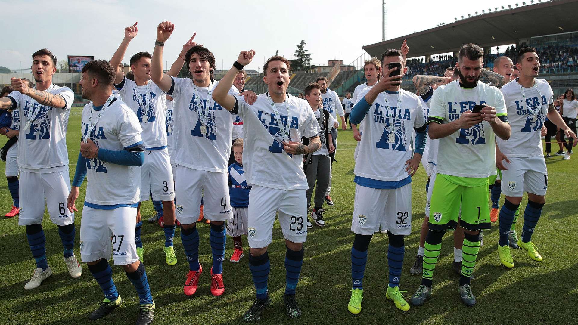 Brescia celebrating Serie B