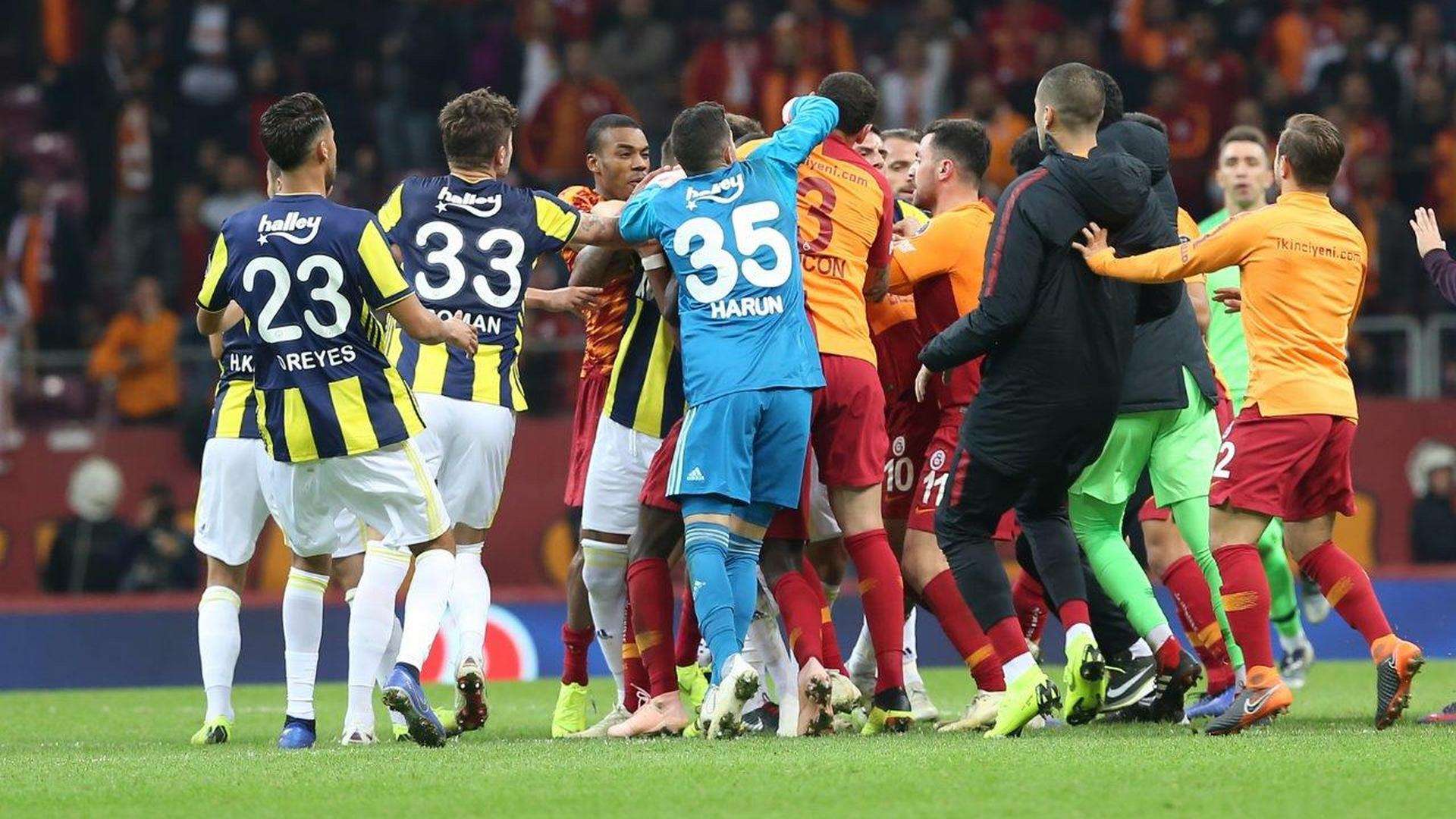 Galatasaray Fenerbahce fight 1122018