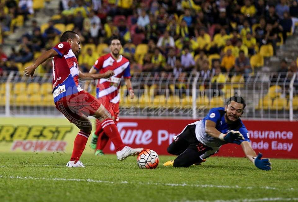 Pahang goalkeeper trying to stop a Kuala Lumpur chance 2016