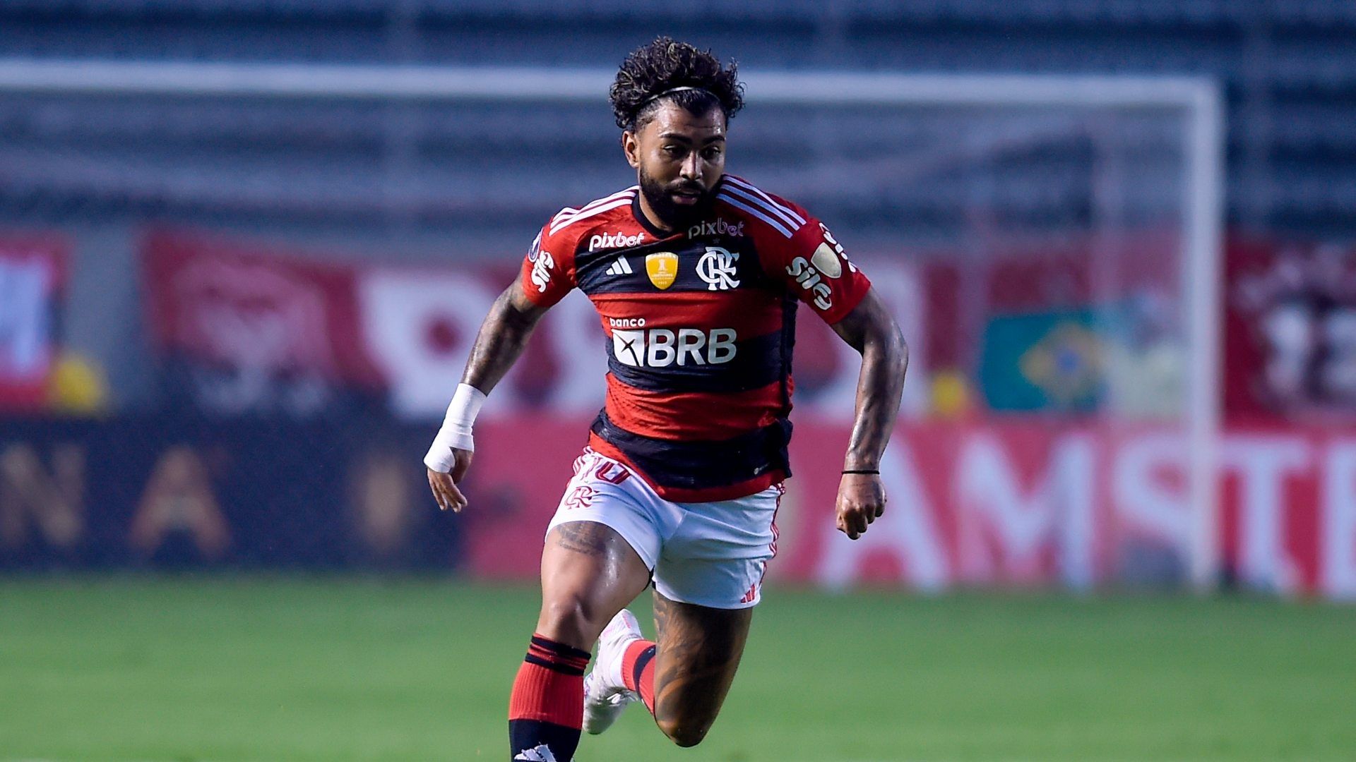 Gabigol na partida entre Aucas e Flamengo pela Copa Libertadores 2023