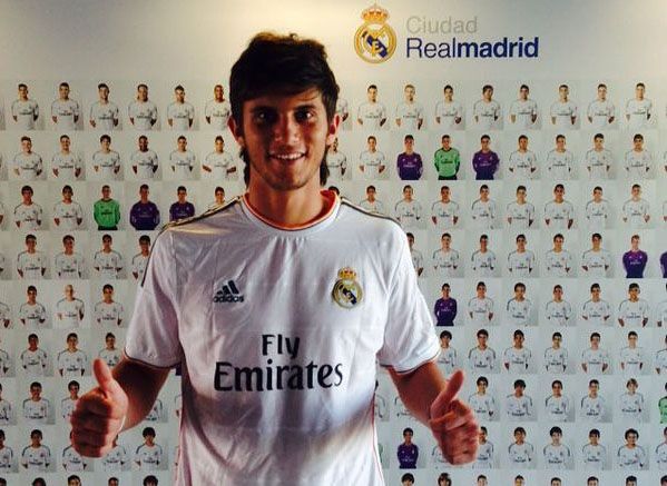 Benjamín Kuscevic posa con la camiseta de Real Madrid.