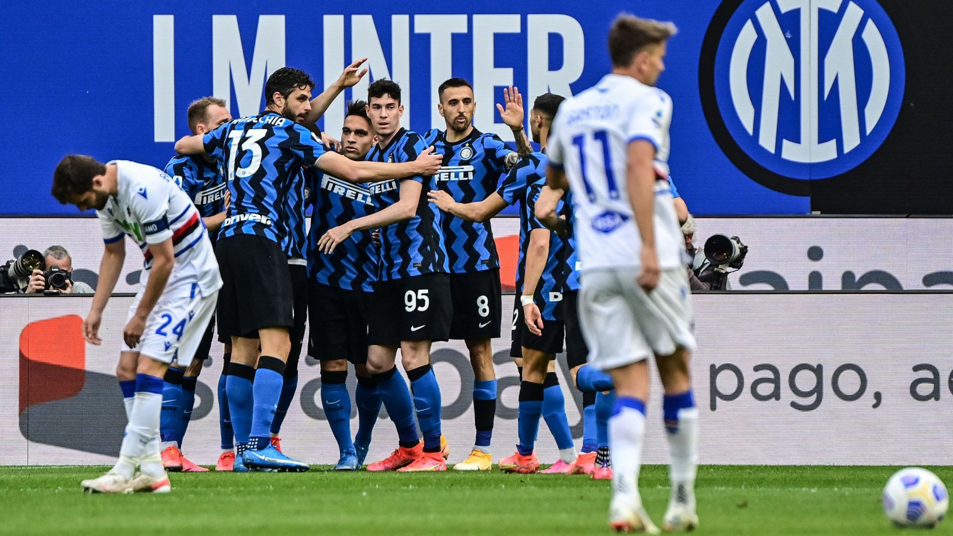 Inter players celebrating Inter Sampdoria Serie A