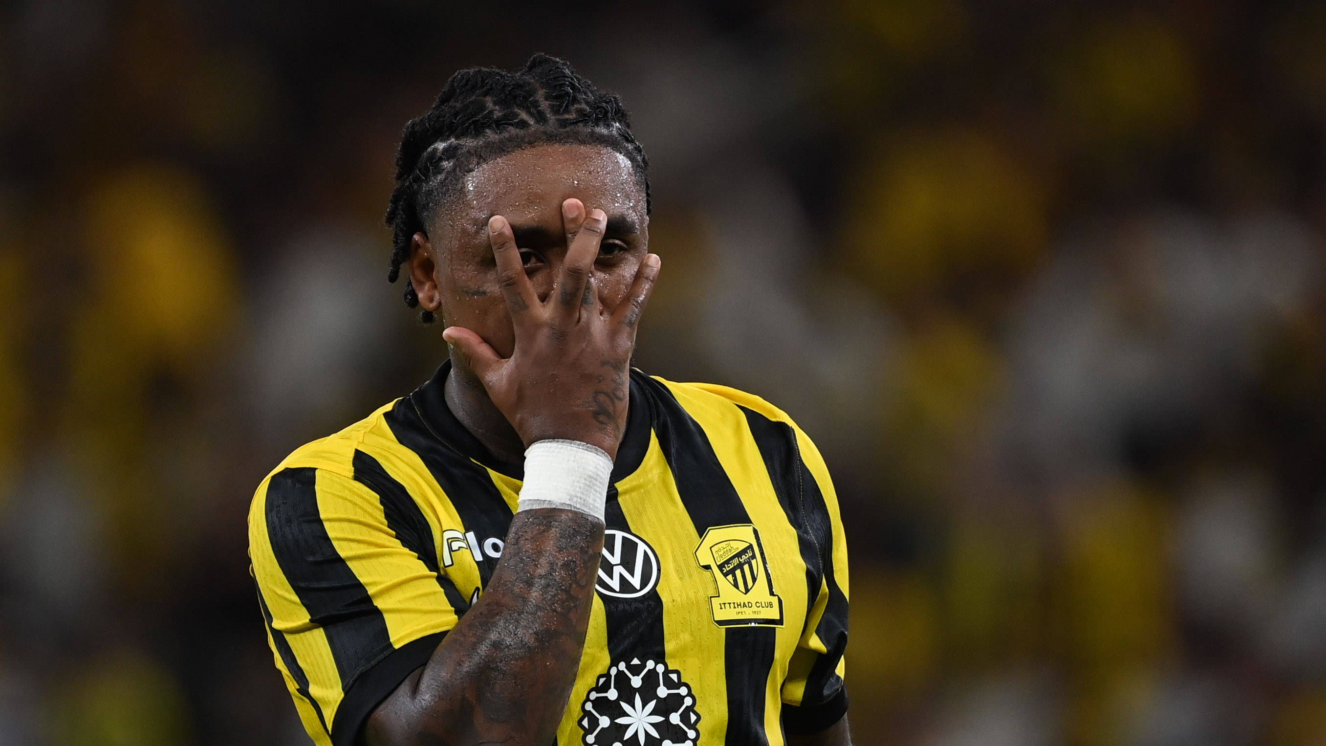 Steven Bergwijn se coloca em evidência com dois golaços