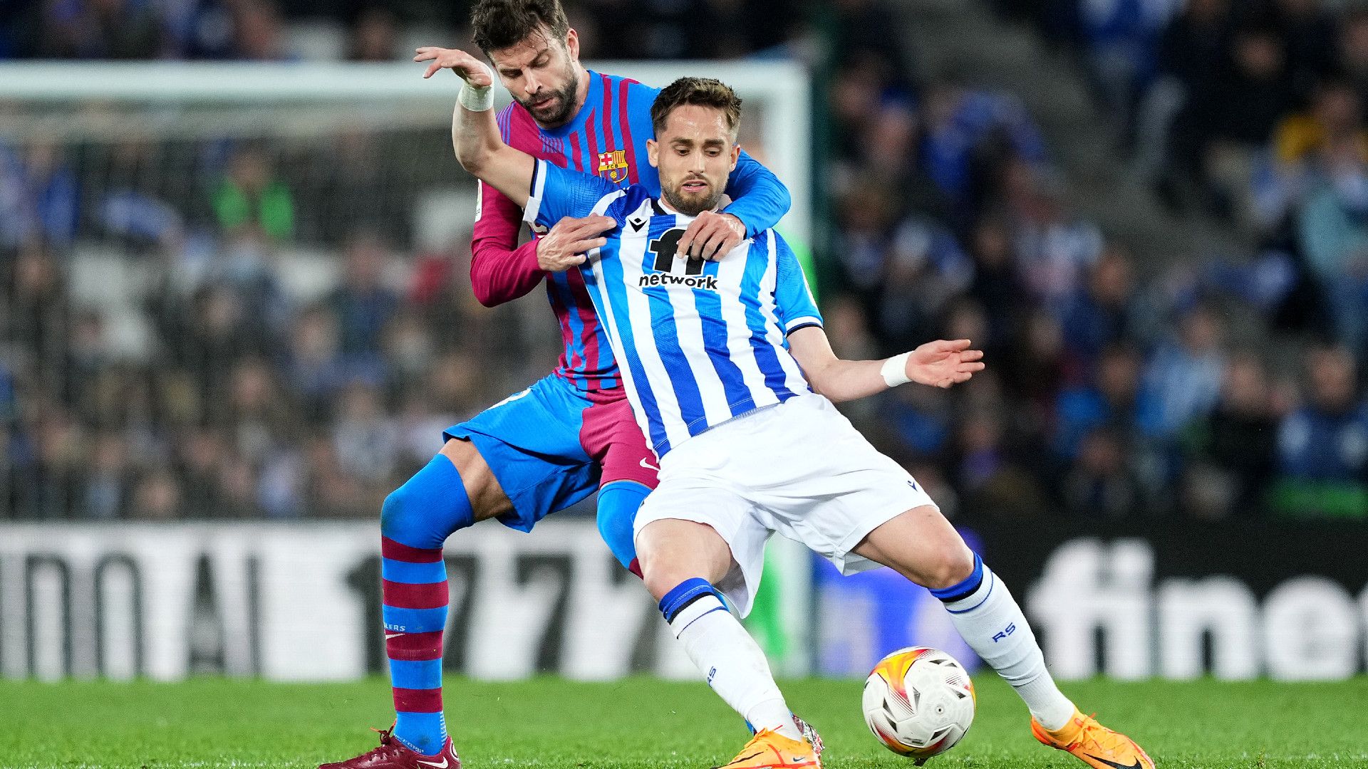 GERARD PIQUE BARCELONA ADNAN JANUZAJ REAL SOCIEDAD LALIGA 21042022