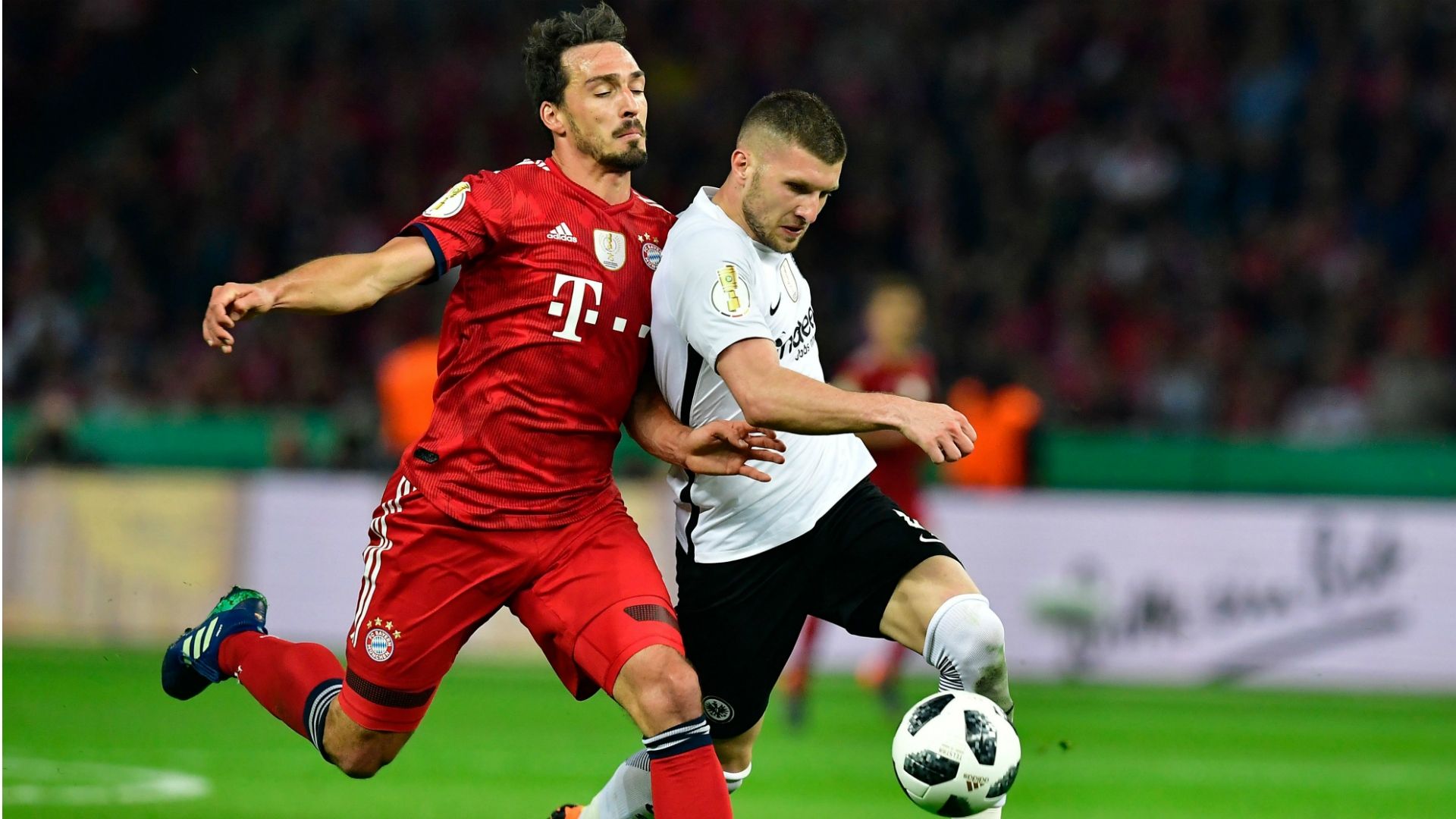 Mats Hummels Ante Rebic Bayern Euntracht DFB Pokal 19052018