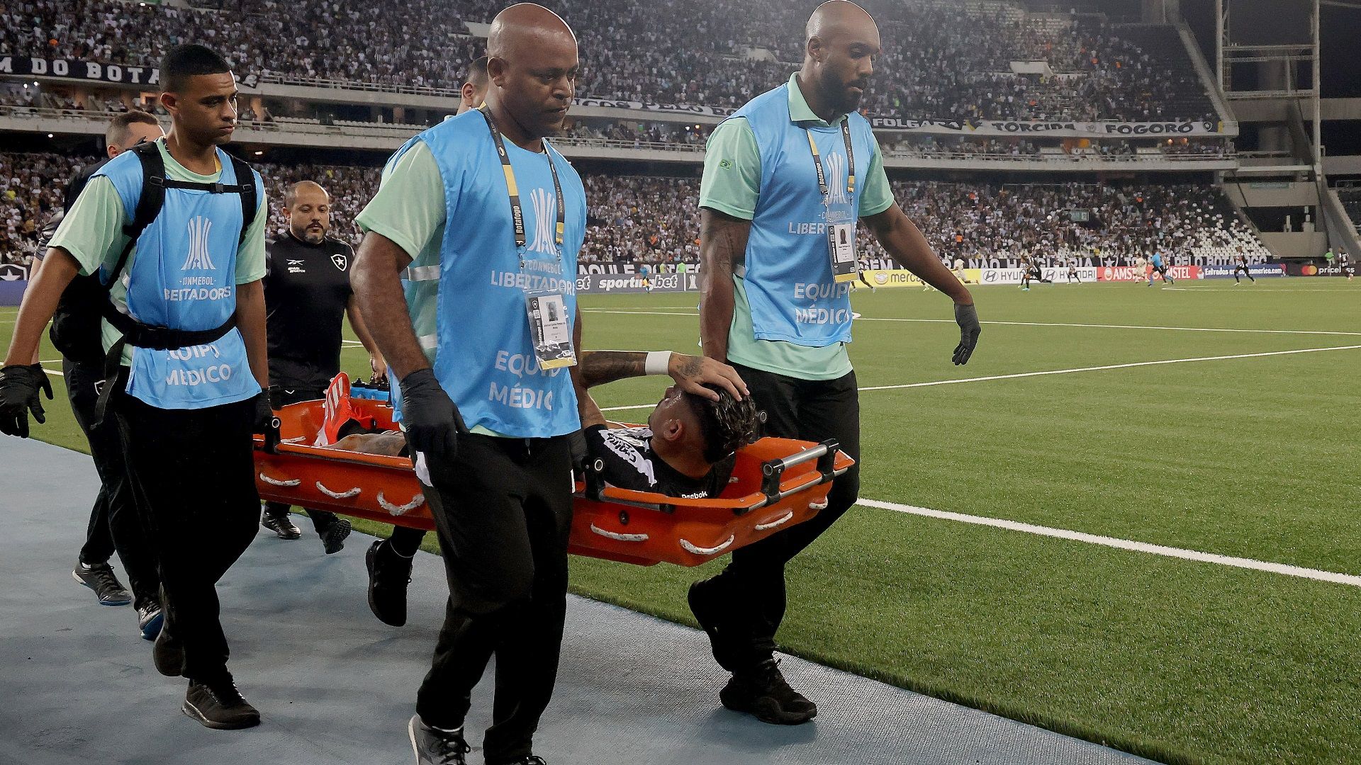 Tiquinho Soares, do Botafogo, saindo de campo lesionado 2024