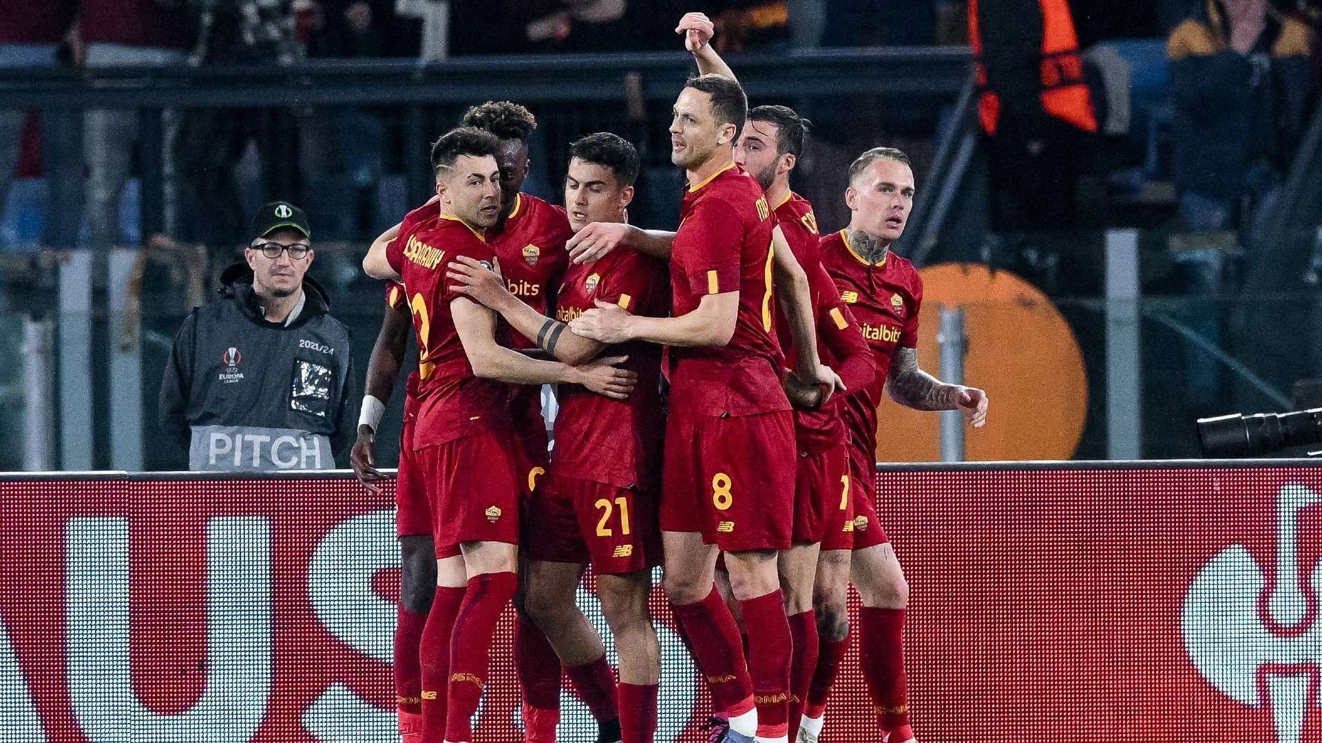 Roma celebrate vs Real Sociedad 2022-23
