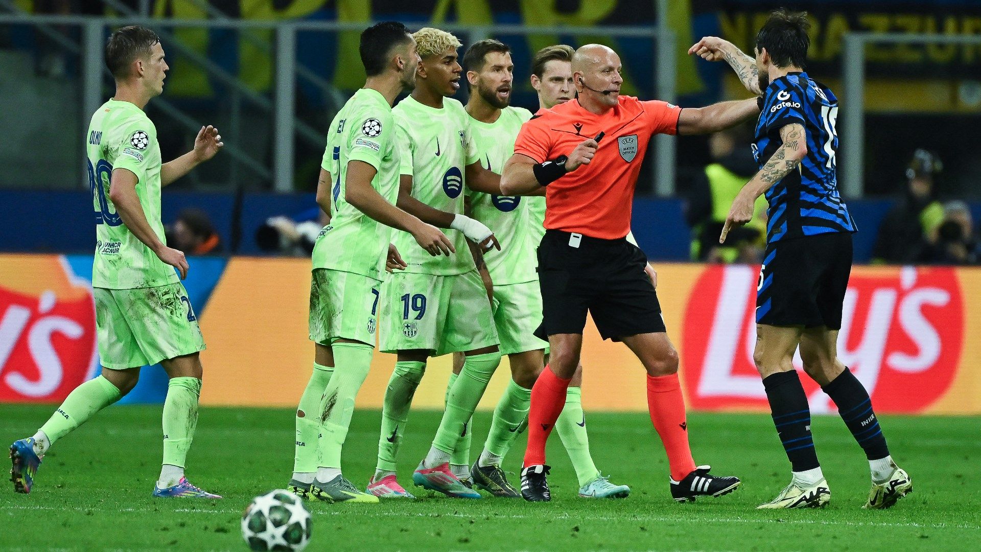 Near-brawl in San Siro: FC Barcelona star apparently spits on Inter's ...