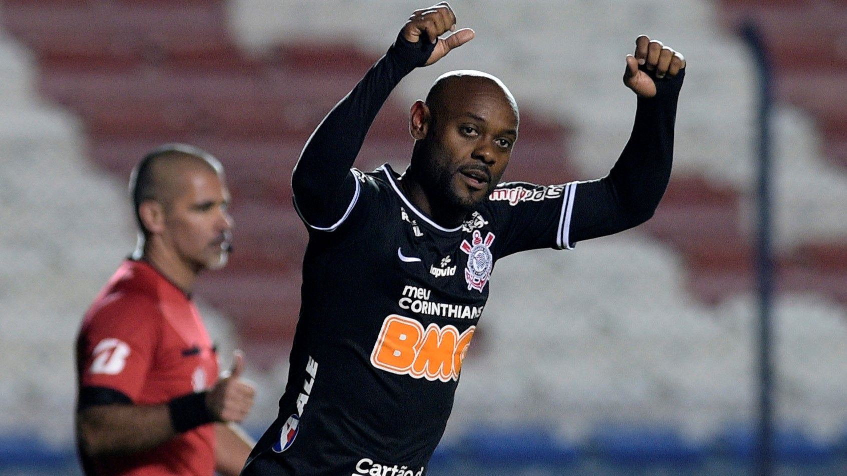 Vagner Love comemora gol pelo Corinthians diante do Montevideo Wanderers