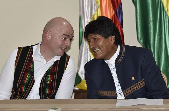 Gianni Infantino y Evo Morales