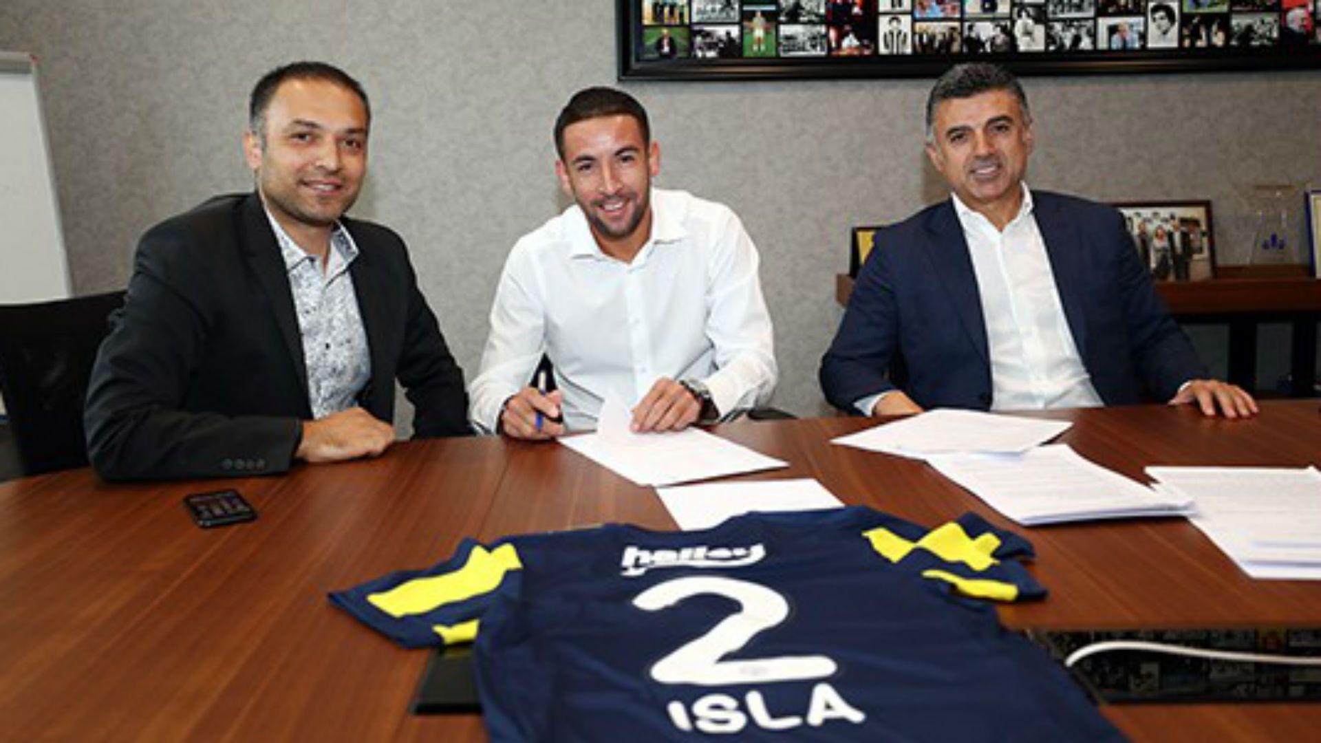 Mauricio Isla, firmando su contrato con Fenerbahce 21072017